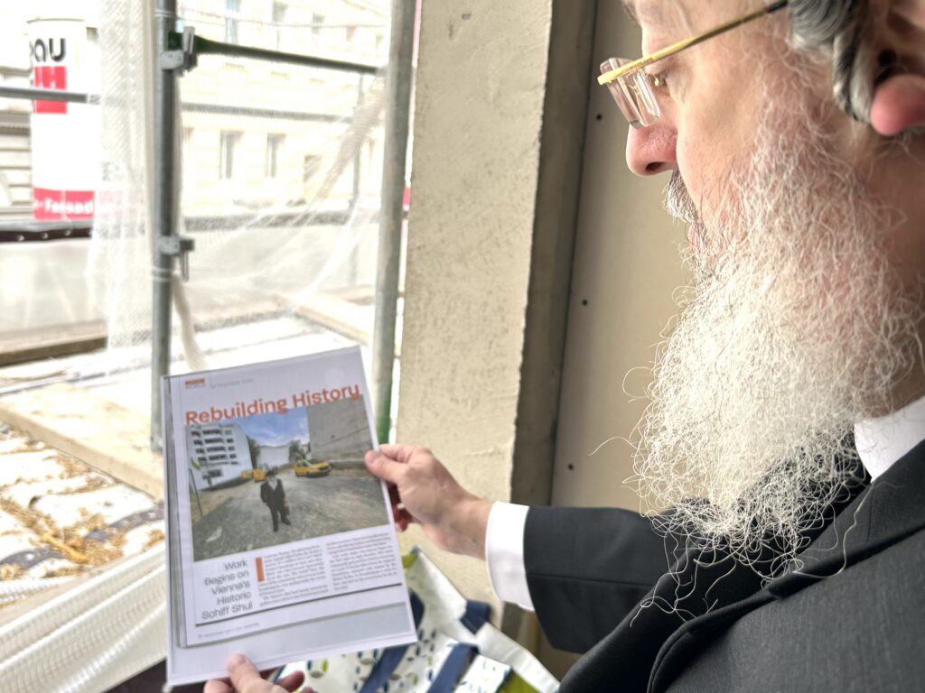 Sami Kern zeigt einen Artikel über den Wiederaufbau der Schiffschul